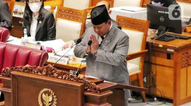 Menteri Pertahanan Prabowo Subianto memberikan isyarat saat mengikuti rapat paripurna bersama DPR di Jakarta, Selasa (6/12/2022). DPR RI menyetujui Rancangan Undang-Undang (RUU) tentang Pengesahan Perjanjian Antara Pemerintah Republik Indonesia dan Pemerintah Republik Singapura tentang Ekstradisi Buronan menjadi Undang-Undang. (Liputan6.com/Angga Yuniar)