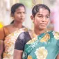 Tiga perempuan di Chennai, India, mengaku meski bermotif uang namun ada ikatan emosional yang tak bisa mereka pungkiri dengan bayi "orang lain" (BBC)