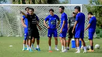 Asisten pelatih Arema FC, Kuncoro memberikan instruksi kepada para pemain dalam sebuah sesi latihan. (Bola.com/Iwan Setiawan)