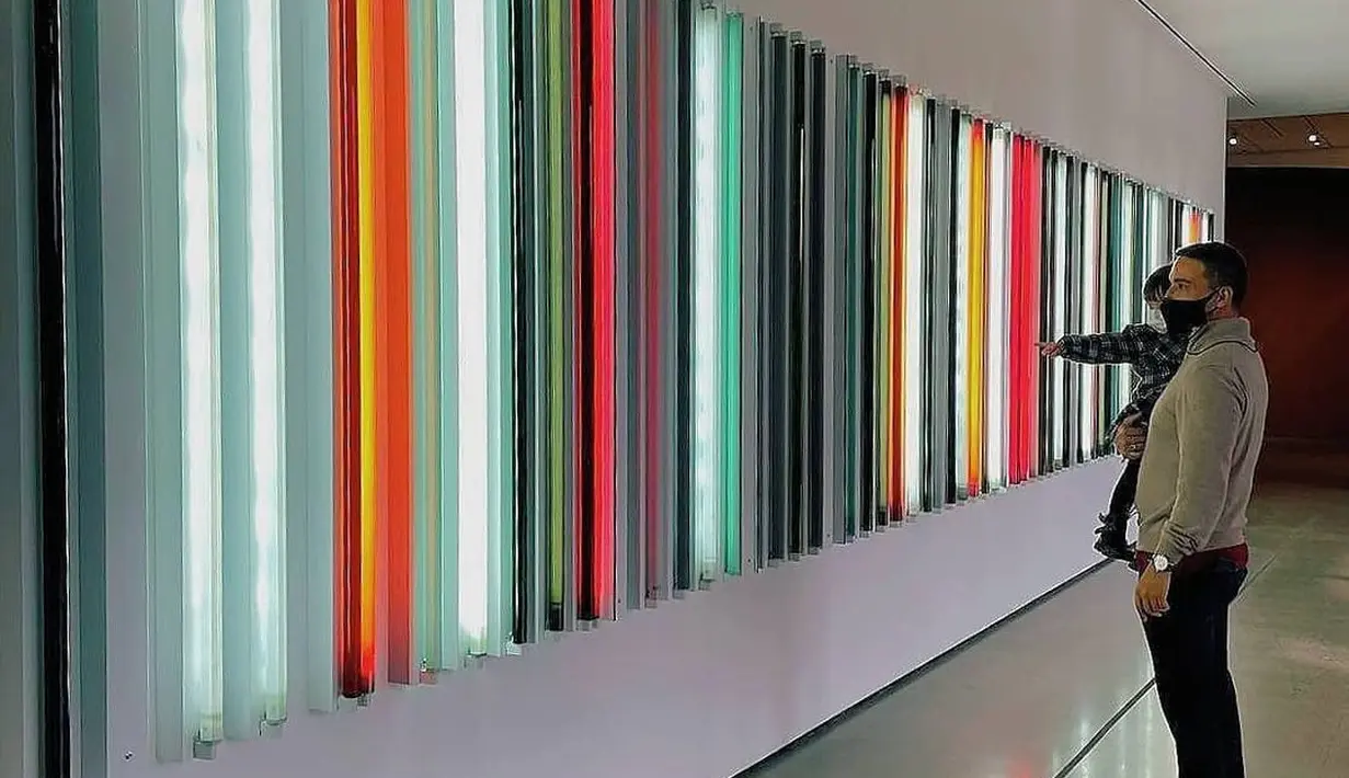 Zalina terlihat antusias mengunjungi Los Angeles County Museum of Arts. Berbagai karya seni warna-warni sukses mencuri perhatiannya. (Instagram @hamishdw)