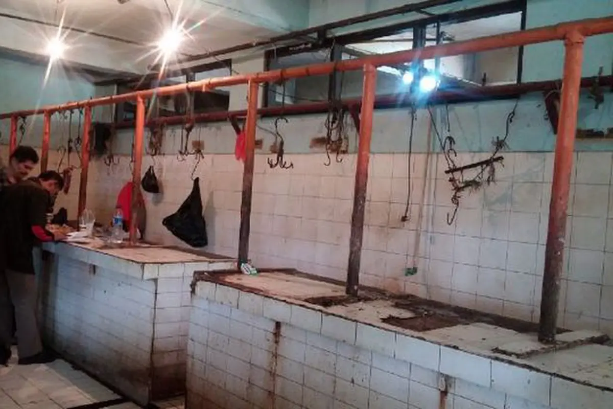 Para penjual daging sapi di pasar tradisional melakukan aksi mogok jualan sejak Minggu (9/8/2015). 