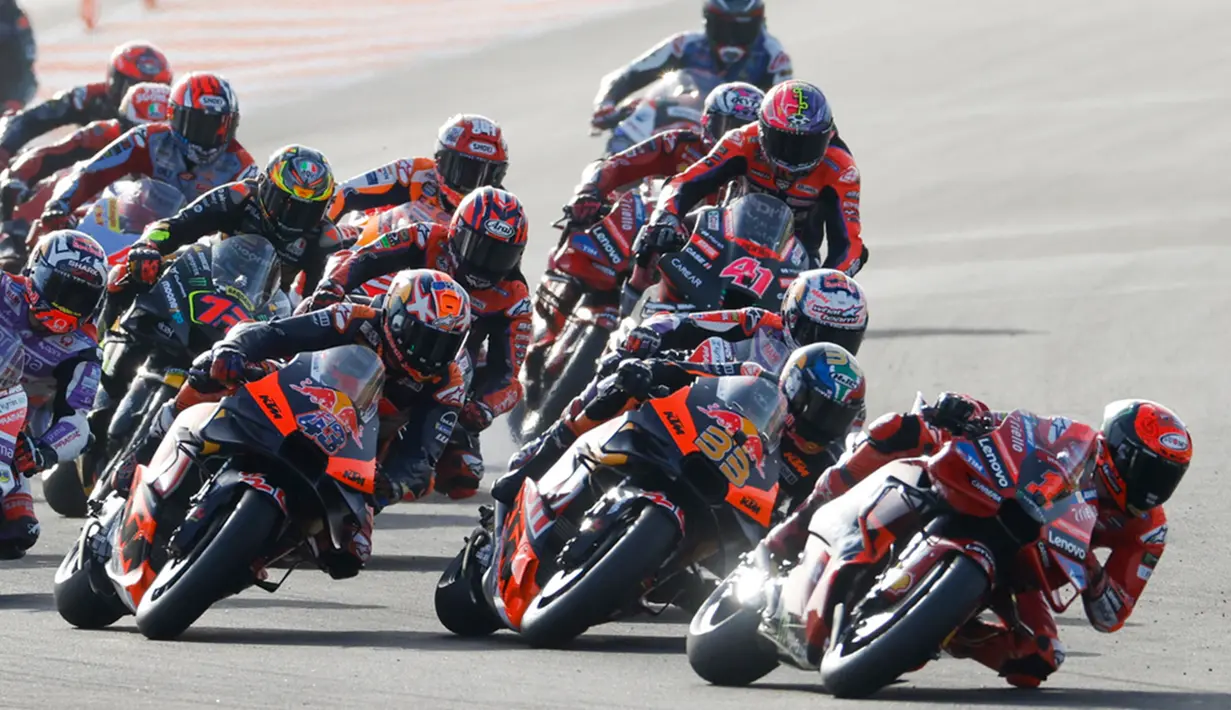 Fabio Di Giannantonio (Gresini Racing) dan Johann Zarco (Pramac Racing) melengkapi podium. (AP Photo/Alberto Saiz)