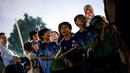 <p>Sejumlah anak-anak Jepang menangis setelah gagal mendapatkan tanda tangan pemain Timnas Jepang, Kaoru Mitoma setelah sesi latihan menjelang laga lanjutan putaran ketiga Kualifikasi Piala Dunia 2026 melawan Timnas Indonesia di Lapangan A, Kompleks Stadion Utama Gelora Bung Karno (SUGBK), Senayan, Jakarta, Rabu (13/11/2024). (Bola.com/Bagaskara Lazuardi)</p>