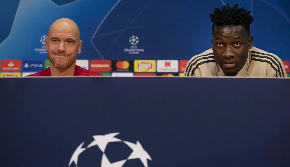 Pelatih Ajax Amsterdam, Erik Ten Hag dan kiper Andre Onana memberikan konferensi pers menjelang laga lanjutan Grup E Liga Champions 2018/2019 melawan Bayern Munchen di Amsterdam ArenA, Belanda, 11 Desember 2018. (AFP/ANP/Olaf Kraak)
