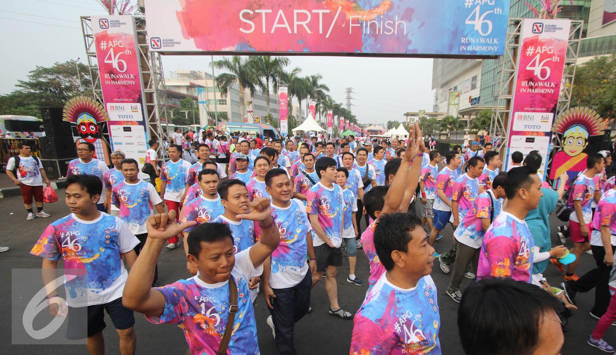 Peserta mulai berlari saat Run & Walk in Harmony di kawasan Senayan City, Jakarta (27/09/2015). Sebanyak 3500 peserta mengikuti dan berpartipasi dalam Run & Walk in harmony sejauh 5 km. (Liputan6.com/Herman Zakharia)