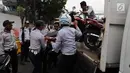 Petugas Dishub DKI mengangkut sepeda motor yang parkir sembarangan saat operasi penertiban di kawasan Pasar Tanah Abang, Jakarta, Senin (21/5). Razia pada hari kelima puasa itu untuk menertibkan parkir liar selama Ramadan. (Liputan6.com/Arya Manggala)