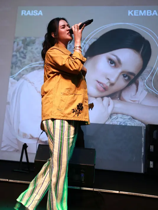 Masih mengusung genre pop. lagu "Kembali" hadir dalam dengan karakter yang lebih maskulin. Ini yang menjadikan warna baru bagi Raisa dalam berkarya. (Deki Prayoga/Kapanlagi)