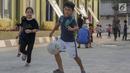 Anak-anak pencari suaka bermain sepak bola di halaman bekas Markas Kodim di Kalideres, Jakarta, Selasa (16/7/2019). Sebelumnya, para pencari suaka dari berbagai negara berkonfilk ini tinggal di pinggir jalan dan trotoar di kawasan Kebon Sirih, Jakarta. (Liputan6.com/Helmi Fithriansyah)