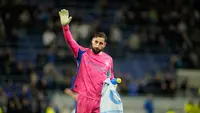Kiper Manchester City, Gianluigi Donnarumma, meninggalkan lapangan setelah pertandingan melawan Everton pada pekan ke-35 Premier League, Selasa (05/05/2026) dini hari WIB. (AP Photo/Dave Thompson)