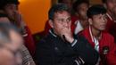 Raut wajah tegang mewarnai pelatih Timnas Indonesia U-17, Bima Sakti (tengah) saat nonton bareng Final Drawing Piala Dunia U-17 2023 yang berlangsung di Zurich, Swiss, dari sebuah restoran di Jakarta, Jumat (16/9/2023). Kekhawatiran dan rasa penasaran terpancar dari semua yang menyaksikan prosesi undian tersebut. (Bola.com/Abdul Aziz)