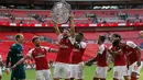 Pemain Arsenal Olivier Giroud mengangkat trofi usai menjuarai FA Community Shield di Stadion Wembley di London, Inggris (6/8). Arsenal berhasil menjadi juara usai mengalah Chelsea lewat adu pinalti 3-1. (AP Photo/Frank Augstein)