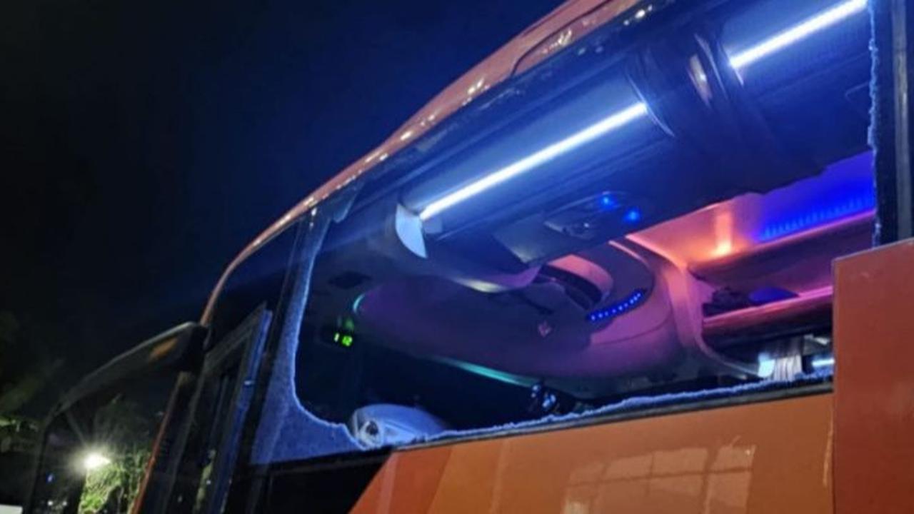 Pembelaan Polisi soal Ricuh Suporter Arema FC Lempari Batu Bus Tim Persik Kediri di Kanjuruhan