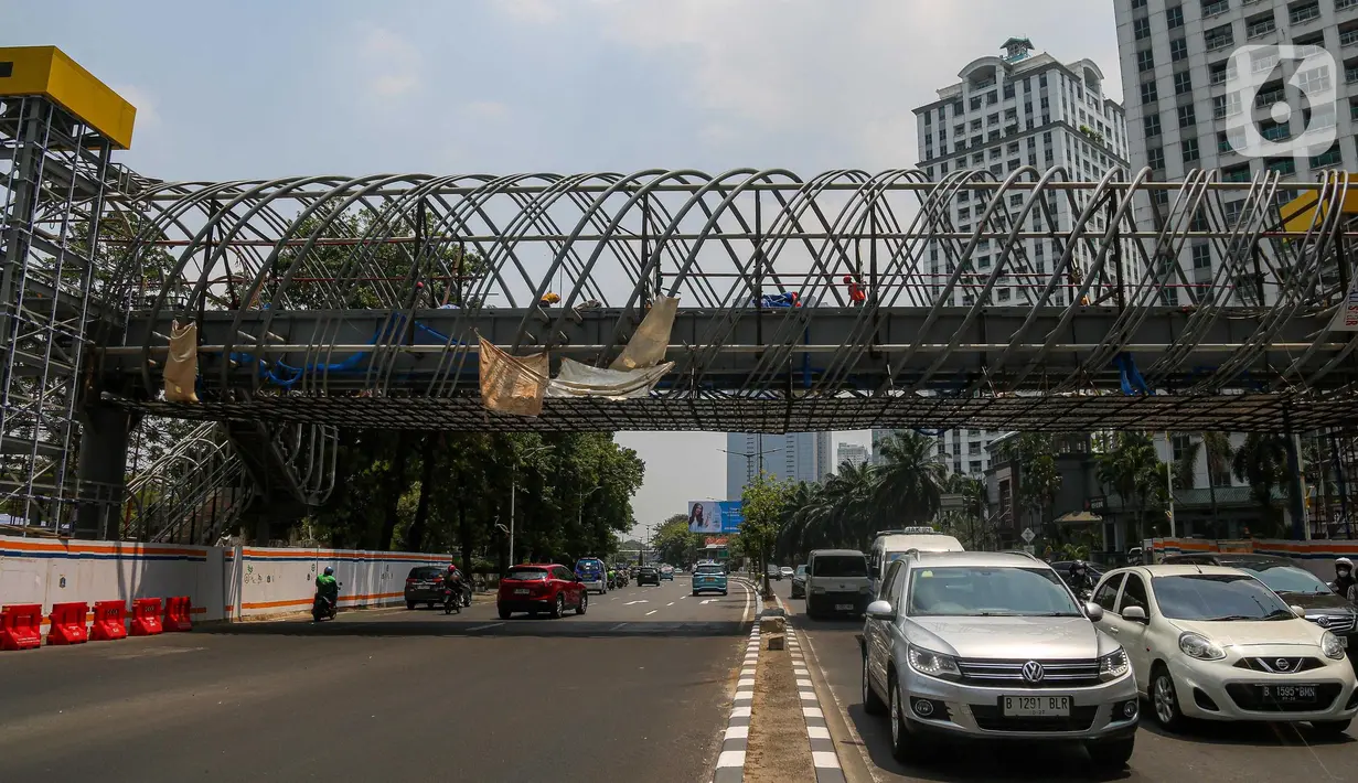 Seluruh JPO juga akan dilengkapi dengan fasilitas lift untuk memudahkan akses bagi penyandang disabilitas, lanjut usia (lansia) dan ibu hamil. (Liputan6.com/Angga Yuniar)