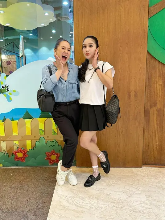 Menurut Yuanita, bahkan saat sama-sama sendiri hingga mencari jodoh juga bersama-sama. "Ini kan yang kalian tunggu-tunggu wahai netijen Seneng banget banget dari single sama-sama, nyari jodoh bareng, nikah bareng," tulis yuanitachrist [Instagram/yuanitachrist]