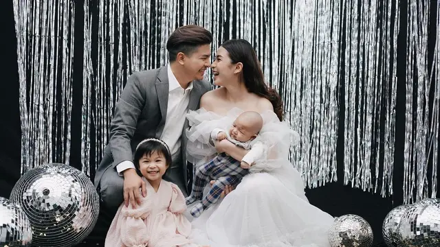 7 Pemotretan Terbaru Chelsea Olivia dan Glenn Alinskie Bersama Kedua Anaknya