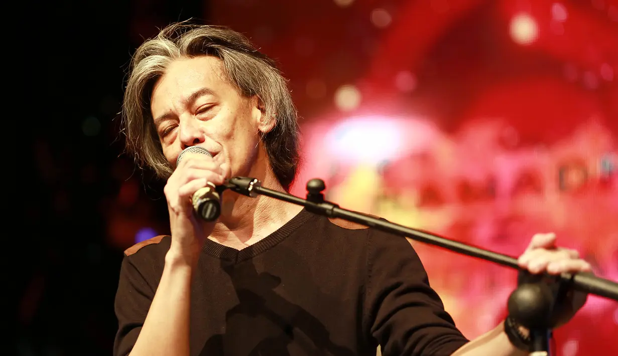 Penyanyi yang memulai kariernya sejak usia 12 tahun itu  bangga bisa sepanggung dengan Ade Safroni, pemain drum, dan pemain gitar Adi Darmawan yang kualitasnya di jalur jazz tidak diragukan lagi. (Deki Prayoga/Bintang.com)