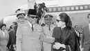 <p>Presiden Indonesia Achmed Sukarno disambut oleh istri Dewi Sukarno yang tiba sehari sebelumnya di Bandara Orly, Paris, 01 Juli 1965. Sukarno adalah presiden pertama Indonesia yang diberi kemerdekaan pada tahun 1945. (AFP PHOTO)</p>