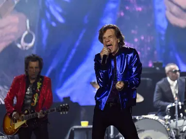 Band rock Inggris The Rolling Stones tampil pada konser Stones Sixty European Tour di Veltins Arena, Gelsenkirchen, Jerman, 27 Juli 2022. The Rolling Stones akan bermain di seluruh Eropa musim panas ini untuk merayakan 60 tahun spesial bersama – Mick, Keith, dan Ronnie. (INA FASSBENDER/AFP)