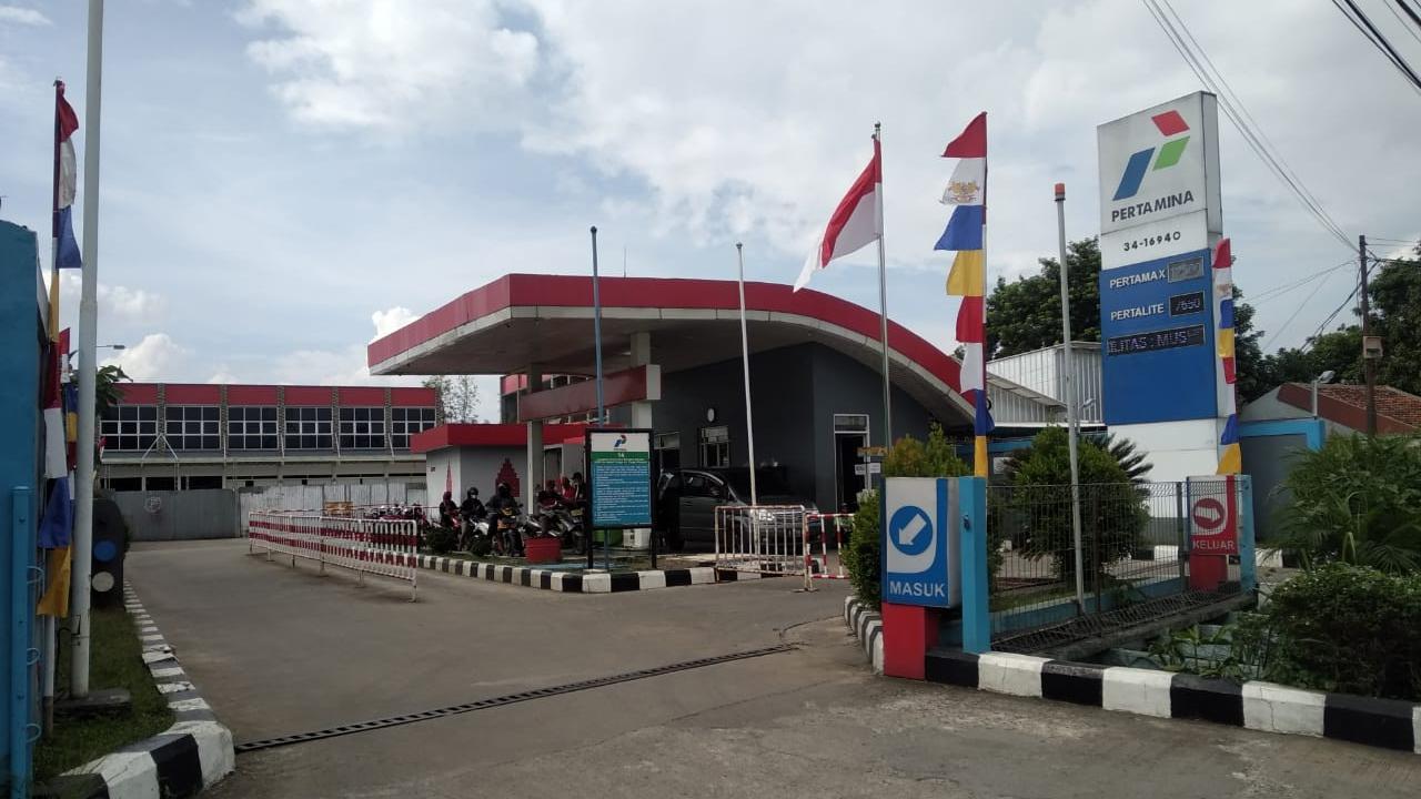 Sejumlah masyarakat tengah antre memberli BBM di SPBU Bojong Nangka, Bogor