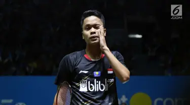 Pebulu tangkis unggulan ketujuh tunggal putra Indonesia Open 2019, Anthony Sinisuka Ginting saat melawan Kantaphon Wangcharoen (Thailand) di babak 16 besar Indonesia Open 2019 di Istora Senayan, Jakarta, Kamis (18/7/2019). Anthony kalah 20-22, 21-11, 19-21. (Liputan6.com/Helmi Fithriansyah)