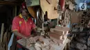 Pekerja sedang membubut kayu untuk kaki kursi/sofa pesanan pelanggan di Kedaung, Tangerang Selatan, Banten, Jumat (6/11/2020). Pemesanan kursi/sofa kini perlahan-lahan mulai normal dibandingkan pada awal pandemi COVID-19. (merdeka.com/Dwi Narwoko)