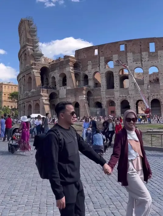 Wajar saja jika banyak yang iri melihat kemesraan yang ditampilkan mereka. [foto: instagram/poppybungariphat]