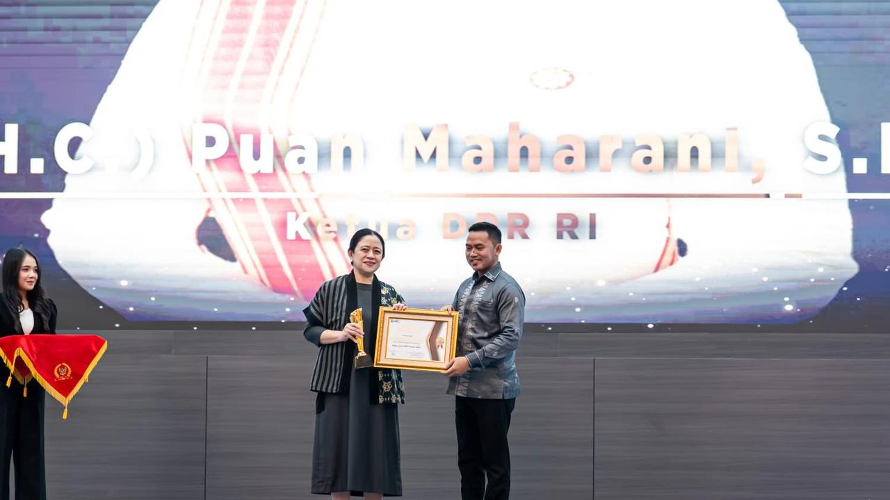 Ketua DPR RI Puan Maharani menerima penghargaan dari forum pers DPR