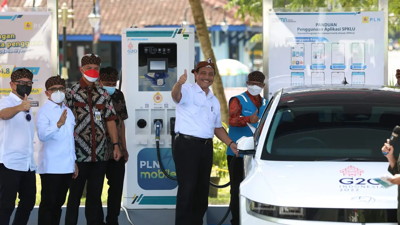 Menko Luhut meresmikan stasiun pengisian kendaraan listrik umum (SPKLU)  PT PLN (Persero) di Candi Borobudur dan Candi Prambanan