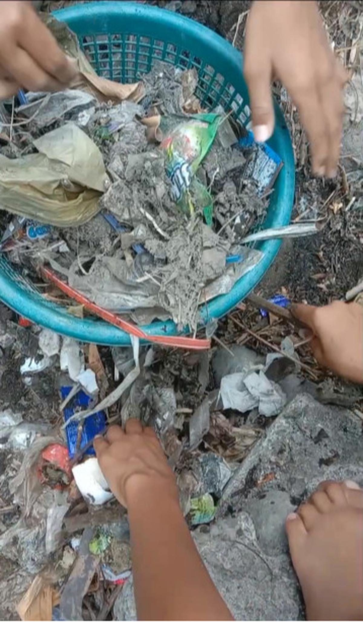 Para Bocah Kompak Bersihkan Selokan di Tepi Jalanan, Aksinya Banjir Pujian