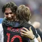 Pelatih timnas Kroasia, Zlatko Dalic, merayakan keberhasilan lolos ke final dengan memeluk kapten tim, Luka Modric, pada laga semifinal Piala Dunia 2018 melawan Inggris di Stadion Luzhniki, Selasa (11/7/2018). (AP Photo/Frank Augstein)