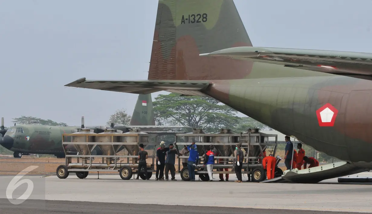 Tim BPPT dan TNI AU memasukkan alat TMC (Teknologi Modifikasi Cuaca) di Bandara Halim Perdana Kusuma, Jakarta, (01/11/2015). Tim BPPT dan TNI AU melakukan persiapan modifikasi cuaca untuk penanggulangan bencana asap. (Liputan6.com/Andrian Martinus)