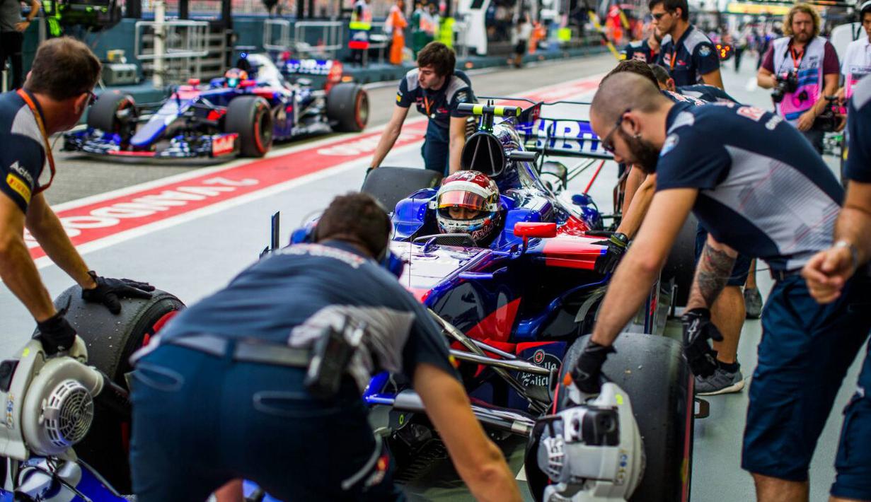 Sean Gelael masuk pit lane saat melakukan debutnya pada sesi tes bebas pertama bersama tim Toro Roso di F1 GP Singapura (16/9/2017). Sean tampil tenang tanpa masalah pada debut tersebut. (Bola.com/Toro Roso)