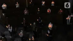 Umat Kristiani mengikuti misa Natal di Gereja Immanuel, Jakarta, Kamis (24/12/2020). Misa Natal di Gereja Immanuel digelar dengan membatasi jumlah jemaat menjadi sebanyak 50 orang. (Liputan6.com/Angga Yuniar)