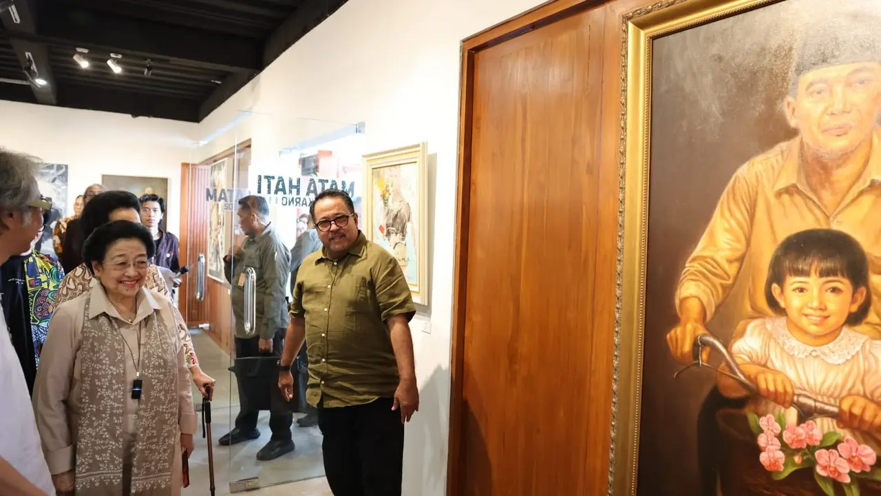 Ketua Umum PDI Perjuangan (PDIP), Megawati Soekarnoputri menyusuri ruang pameran seni rupa bertajuk 'Mata Hati Soekarno; di Le Gareca Space, Bantul, Yogyakarta.