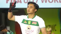 Kiper Persebaya Surabaya, Ernando Ari Sutaryadi. (Aditya Wani/Bola.com)