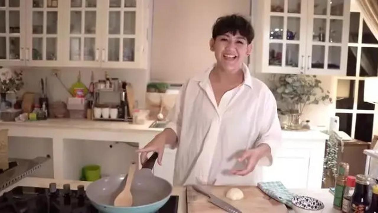 11 Potret Dapur Sissy Priscillia, Model Interior Serba Putih yang Menyatu dengan Ruang Keluarga