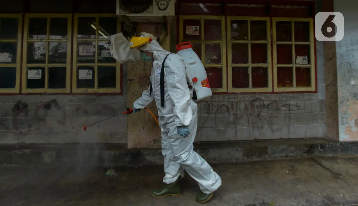Petugas PMI menyemprotkan cairan disinfektan di Rusun Benhil, Jakarta, Sabtu (4/4/2020). Penyemprotan ini dilakukan untuk pencegahan penyebaran virus COVID-19. (merdeka.com/Imam Buhori)
