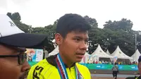 Atlet Jawa Barat, Azmi Al Ghifari Jayadi, merebut medali emas pada nomor 300 meter individual time trial cabang balap sepeda PON 2016, Kamis (22/9/2016). (Bola.com/Erwin Snaz)