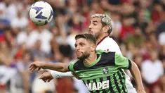 Bek AC Milan, Theo Hernandez berebut bola dengan penyerang Sassuolo, Domenico Berardi pada pertandingan lanjutan Liga Serie A Italia di stadion Mapei - Citta del Tricolore di Reggio Emilia (30/8/2022). AC Milan bermain imbang atas Sassuolo dengan skor 0-0. (Massimo Paolone / LaPresse via AP)
