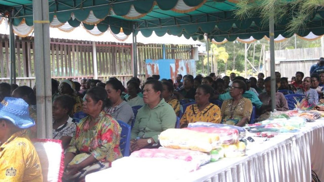 Pemkot Jayapura Gencarkan Pelatihan Aksesoris Adat Port Numbay untuk Kaum Ibu