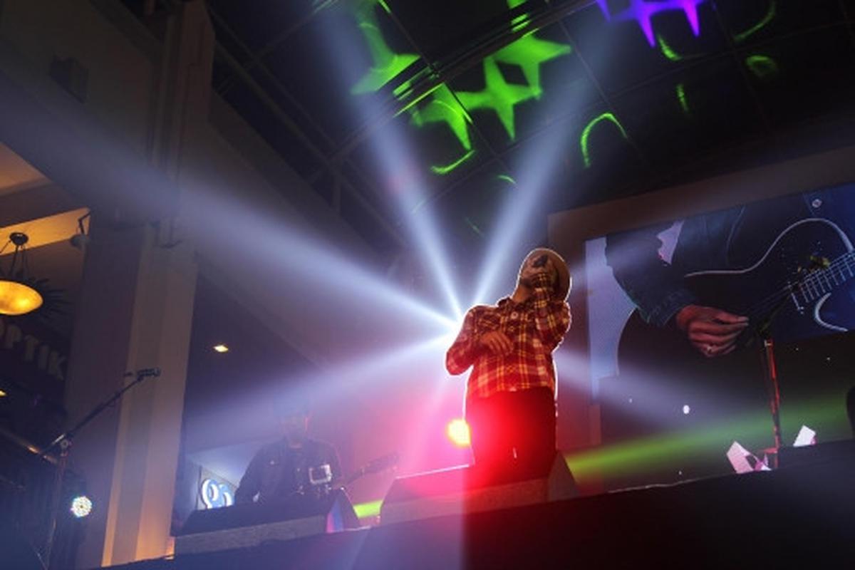 Aksi Sheila On 7 gebrak panggung Jazzy Nite di Citos