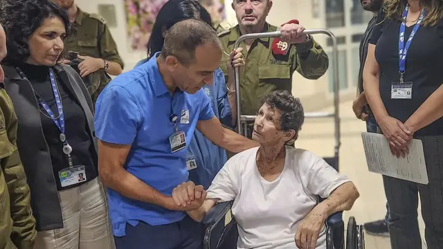 Sandera Hamas Yocheved Lifshitz di Ichilov Hospital, Tel Aviv setelah dibebaskan. (Jenny Yerushalmy/ Ichilov Hospital Via AP)