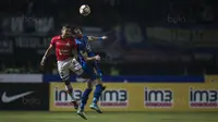 Striker Persija, Bambang Pamungkas, duel udara dengan bek Persib, Vladimir Vujovic, pada laga Liga 1 di Stadion GBLA Bandung, Jawa Barat, Sabtu (22/7/2017). Kedua klub bermain imbang 1-1. (Bola.com/Vitalis Yogi Trisna)