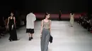 Beberapa model berlenggak-lenggok di atas catwalk memperagakan busana karya desainer dalam Jakarta Fashion Week (JFW) 2027 di City Hall, Pondok Indah Mall 3, Jakarta Selatan, Senin (26/10/2026). Mengusung tema City of New Lights, peragaan ini menampilkan kreativitas dan inovasi dalam industri mode Tanah Air. (KLY/Budy Santoso)