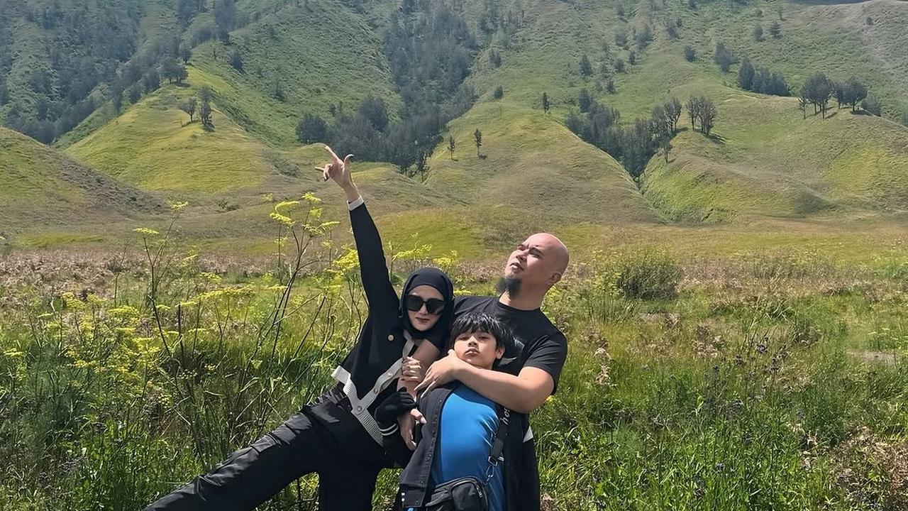 6 Potret Liburan Ahmad Dhani, Mulan Jameela dan Anak di Bromo, Kompak!