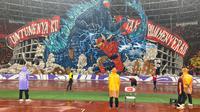 La Grande Indonesia yang berada di tribune utara SUGBK membentagkan koreografi raksasa bertuliskan "Untungnya Ku Tak Pilih Menyerah" saat Timnas Indonesia menghadapi Jepang dalam laga Kualifikasi Piala Dunia 2026 zona Asia yang digelar di Stadion Utama Gelora Bung Karno (SUGBK) Senayan, Jakarta, Jumat (15/11/2024) malam WIB. (Bola.com/Abdul Aziz)