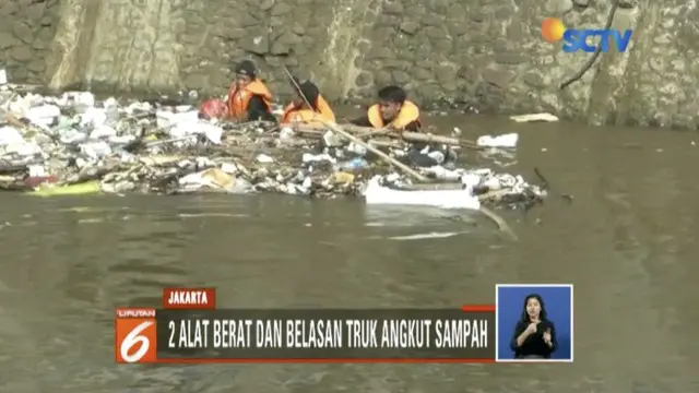 Angkut Gunungan Sampah di Kali Ciliwung, 2 Eksavator Diturunkan