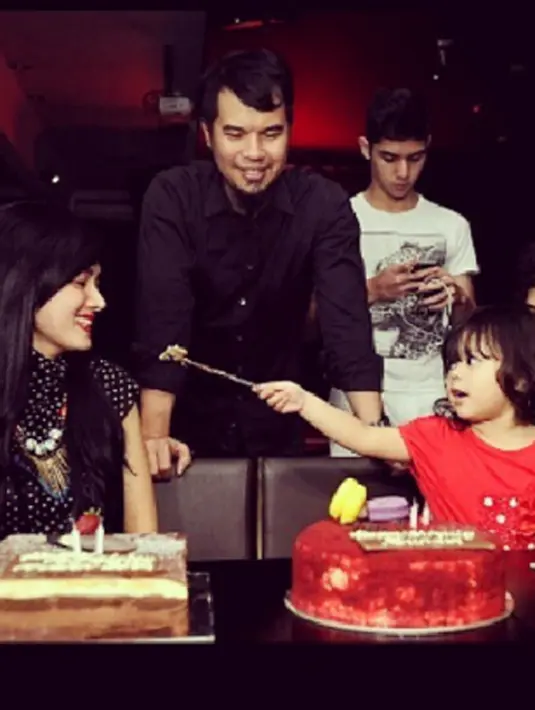 Safeea merupakan putri dari Ahmad Dhani dan Mulaan Jameela. Gadis kecil cantik tersebut kini telah berusia 4 tahun dan sudah masuk Taman Kanak-kanak (TK) bertaraf internasional di Jakarta. (via instagram/@mulan_meme_zina)