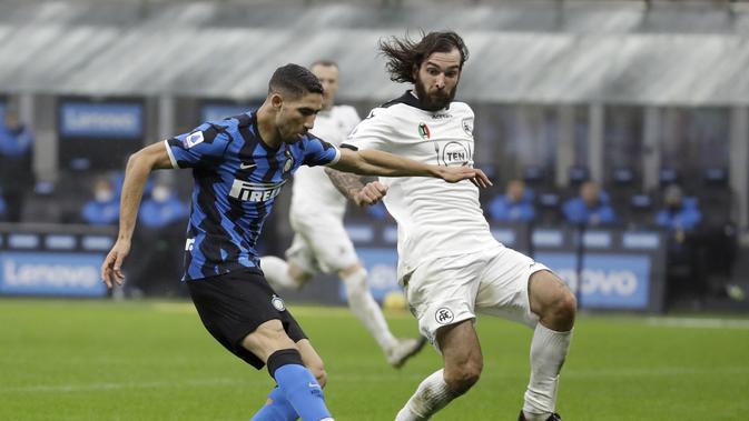 Bek Inter Milan, Achraf Hakimi mencetak gol ke gawang Spezia di Giuseppe Meazza, Minggu (20/12/2020). (AP/Luca Bruno).