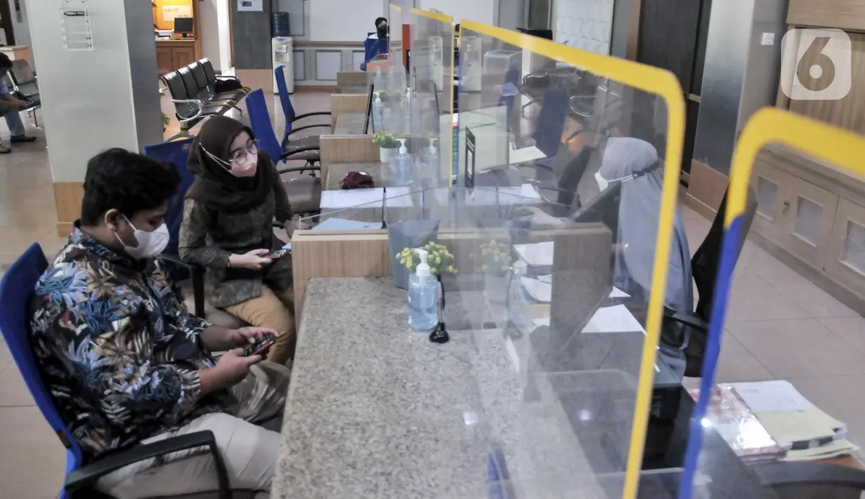 Warga mengurus layanan perpajakan di Kantor KPP Pratama Jakarta Jatinegara, Matraman, Jakarta Timur, Kamis (21/7/2022). Kementerian Keuangan melalui Direktorat Jenderal Pajak resmi memulai penerapan Nomor Induk Kependudukan (NIK) sebagai Nomor Pokok Wajib Pajak (NPWP) untuk memudahkan masyarakat dalam mengakses layanan perpajakan ke depannya. (merdeka.com/Iqbal S. Nugroho)